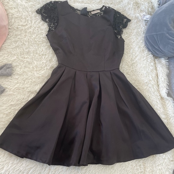 Beautiful dress with open back 🔥 - Picture 2 of 5